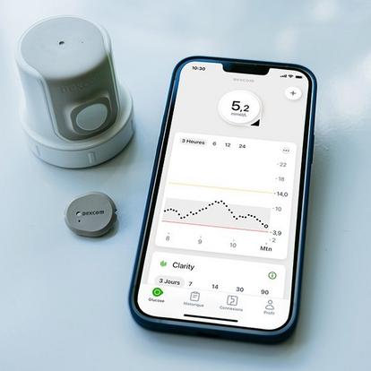 Applicateur Dexcom G7, capteur et iPhone affichant une mesure actuelle du glucose (appareils intelligents vendus séparément).